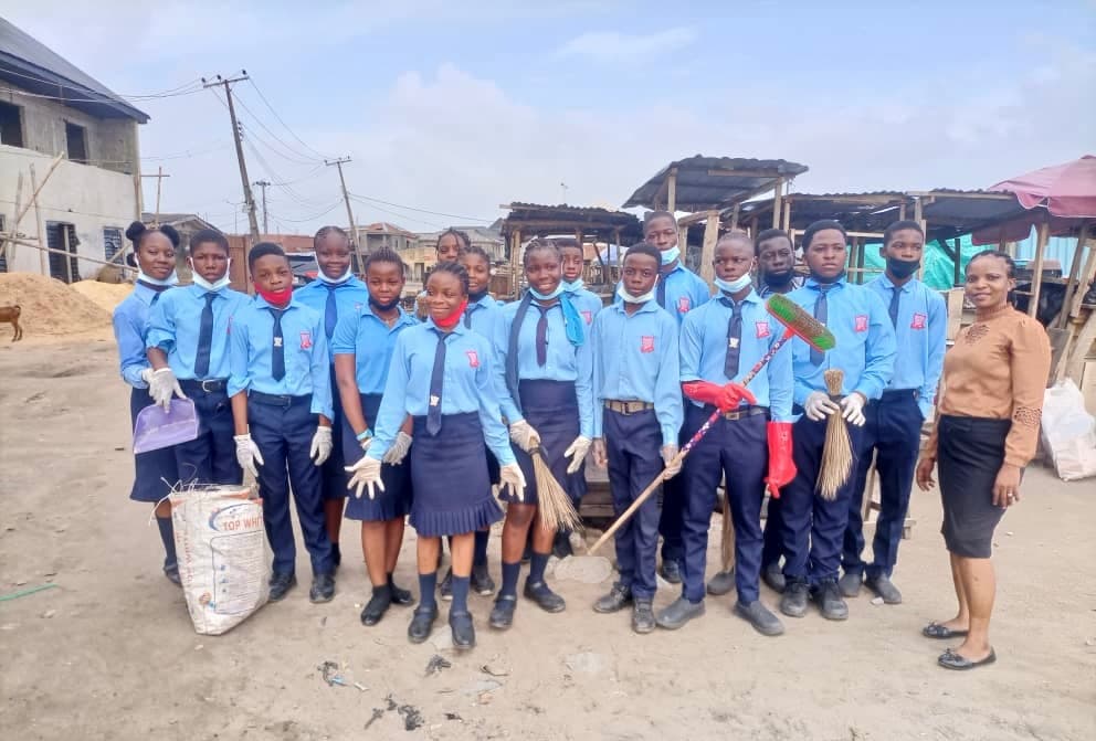 Students Help Clean The Environment